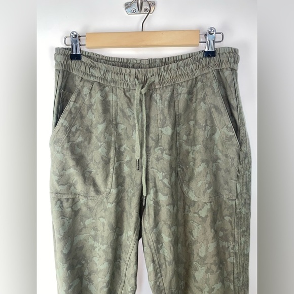 Athleta | Printed Farallon Camo Jogger Size 8 - Picture 3 of 12